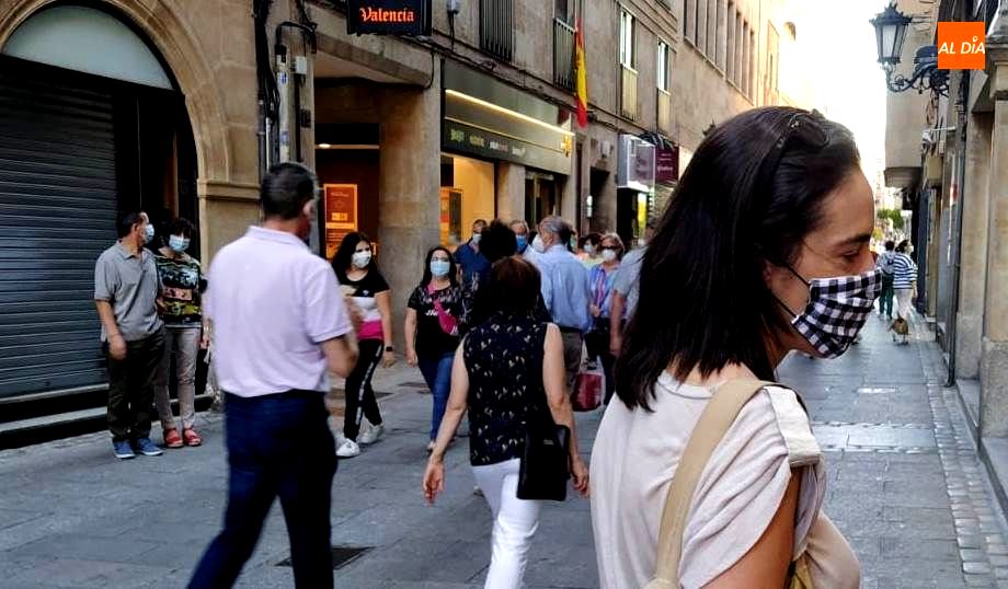 Viandantes en la calle Concejo de Salamanca. Foto de archivo