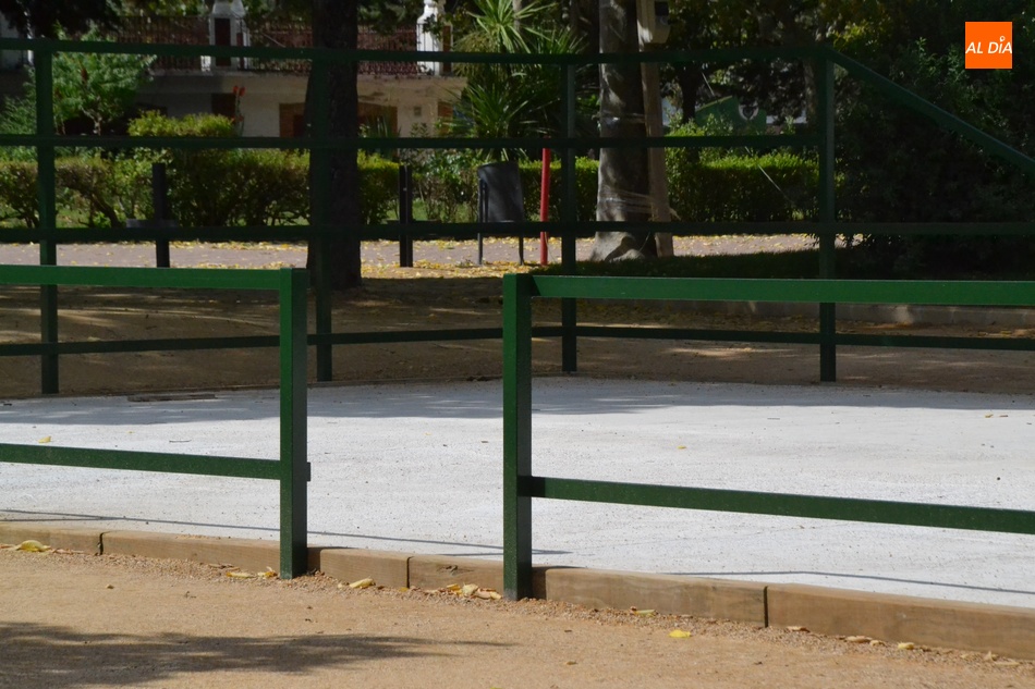 Foto 2 - Instalado el vallado del campo de césped artificial que se está creando en La Glorieta  