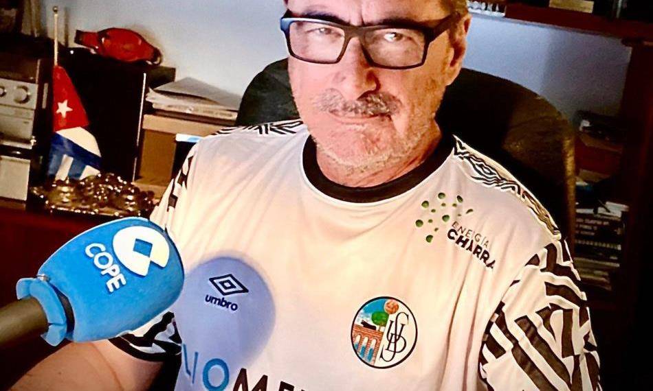 El periodista Carlos Herrera con la camiseta del Salamanca UDS