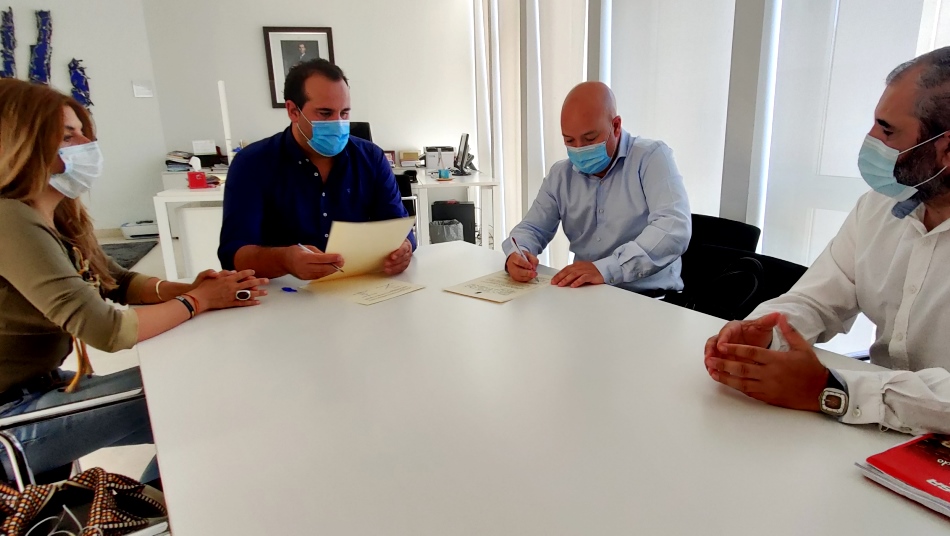 Firma del convenio entre el Ayuntamiento de Santa Marta de Tormes y CEDIPSA