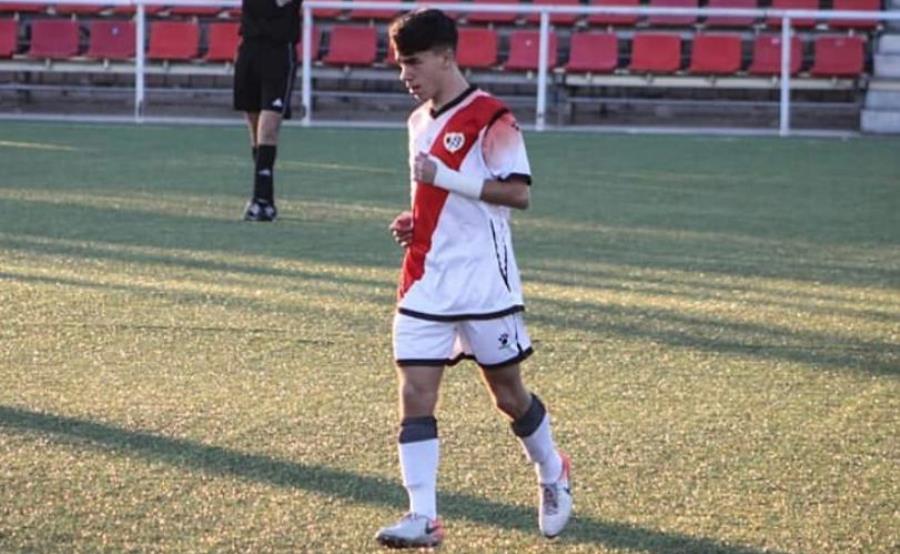 Roberto Cornago en un partido con el Rayo Vallecano juvenil. Foto de unionrayo.es