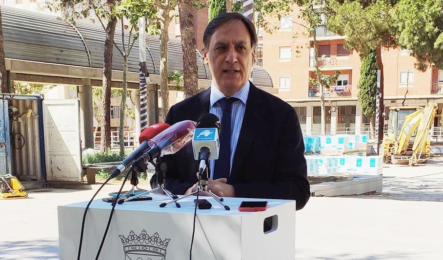 El alcalde de Salamanca, Carlos García Carbayo, atiende a los medios en la Plaza de Barcelona. Foto EP