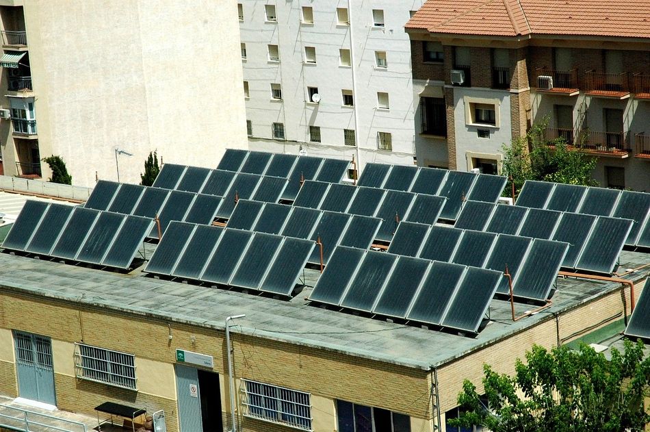 Placas solares en el tejado de un edificio del Complejo Hospitalario de Jaén. - CHJ - Archivo