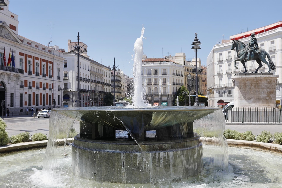 Imagen de una de las fuentes gemelas en la Puerta del Sol en Madrid. Foto: EP