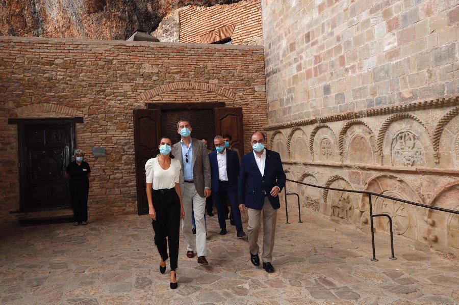 Foto 2 - La Reina Letizia deja un lado el color y elige su look más sobrio para su visita a Aragón