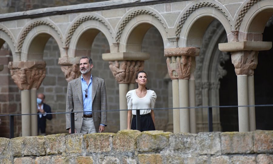 Foto 5 - La Reina Letizia deja un lado el color y elige su look más sobrio para su visita a Aragón
