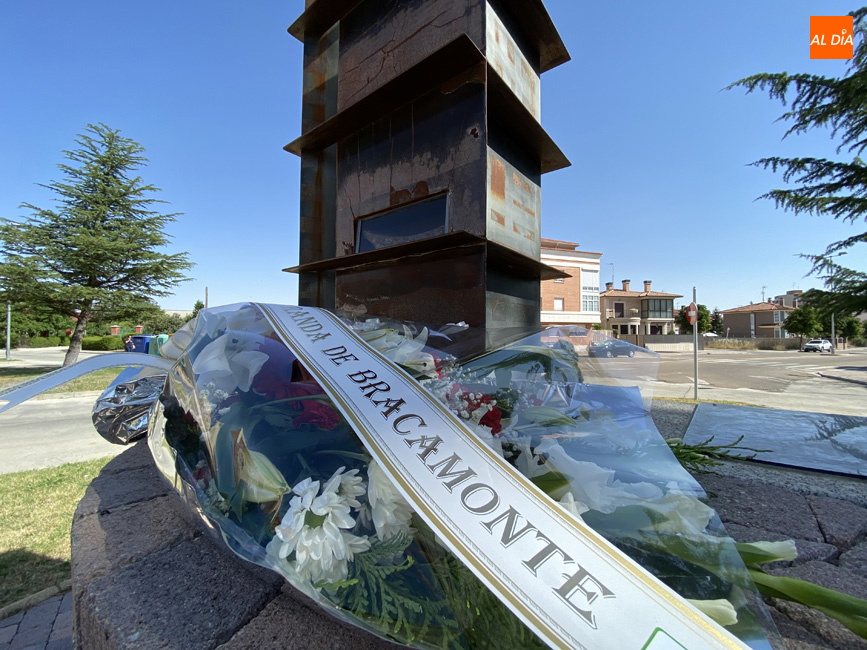 Foto 3 - Flores y silencio en recuerdo de las víctimas en el 81 aniversario de la explosión del Polvorín