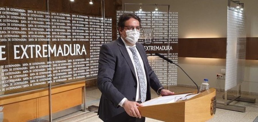 El consejero de Sanidad, José María Vergeles, en rueda de prensa en Mérida. Foto Junta de Extremadura