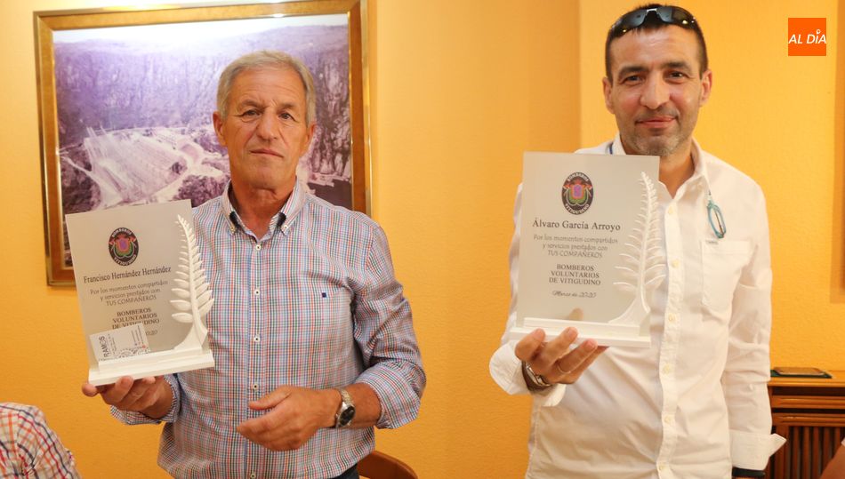 Francisco Hernández y Álvaro García con las placas recibidas en reconocimiento a su labor como bomberos de Vitigudino