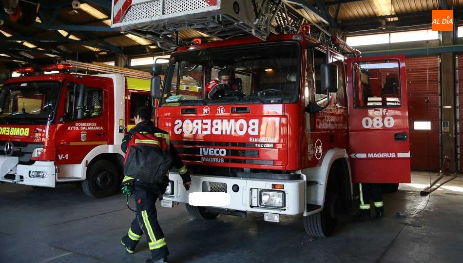 Los bomberos de la Diputación han acudido para comprobar el estado del edificio - Archivo