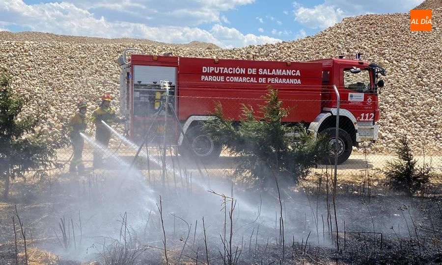 Intervención de los bomberos de Peñaranda para sofocar este fuego. Foto de Raúl Blázquez