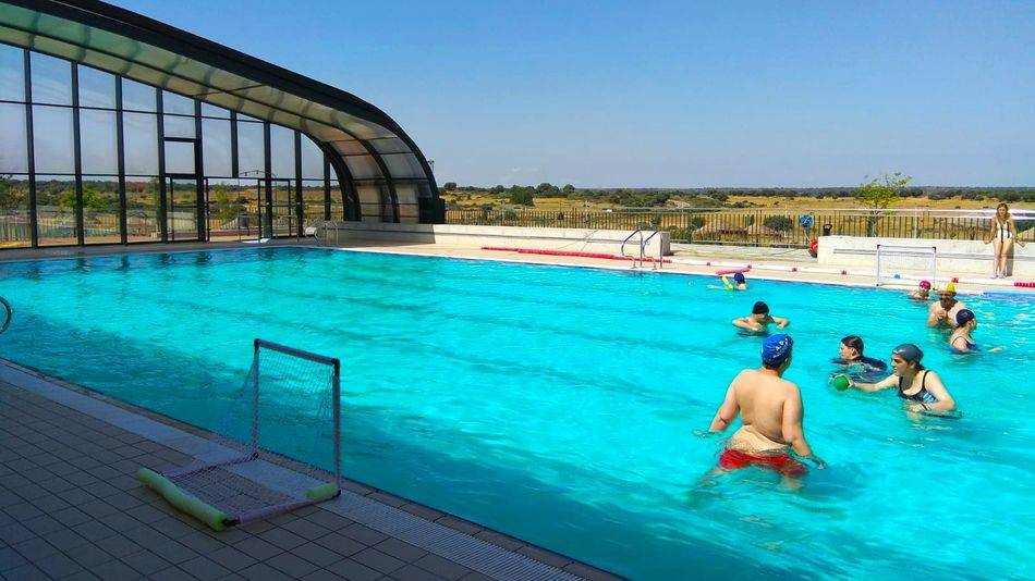 Gracias a su cúpula retráctil, se convierte en piscina climatizada, manteniendo el agua a una temperatura estable 