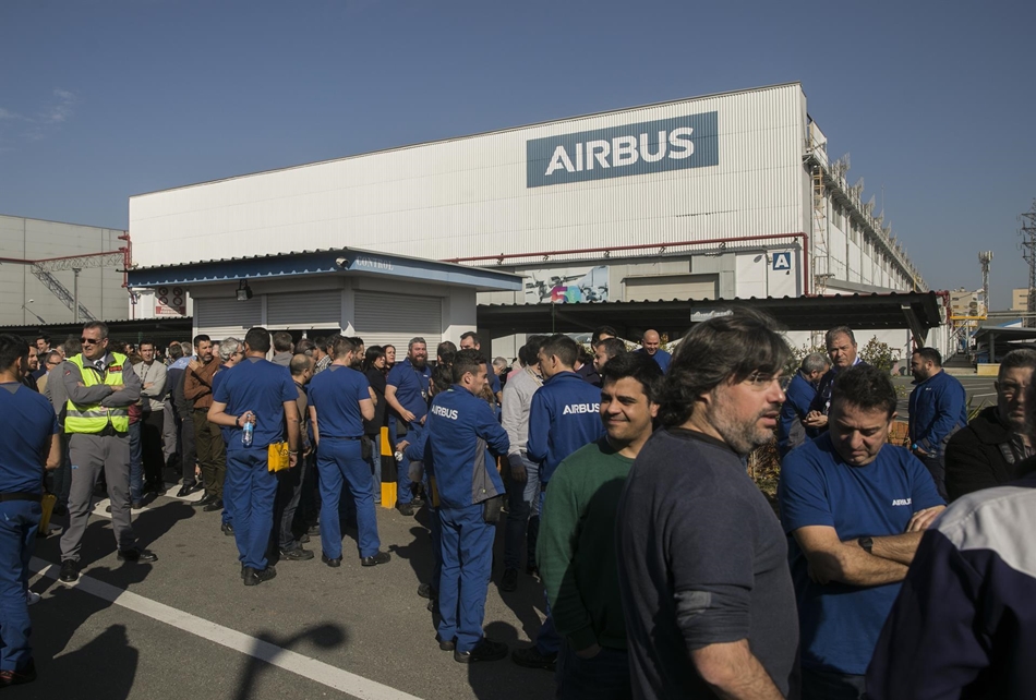Trabajadores se concentran en Sevilla en su horario de descanso contra el plan de ajuste laboral presentado por Airbus