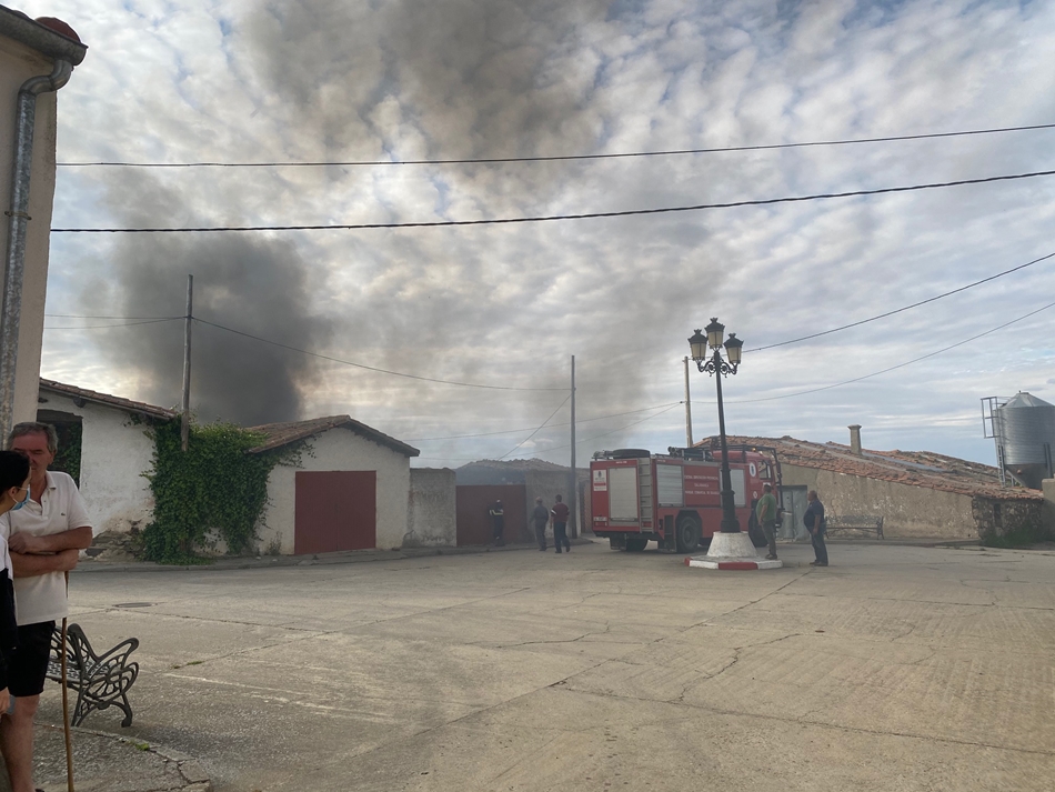 Foto 4 - Sofocado el incendio de un tractor en Montejo