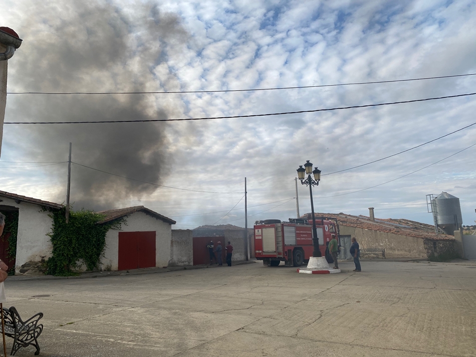 Foto 3 - Sofocado el incendio de un tractor en Montejo