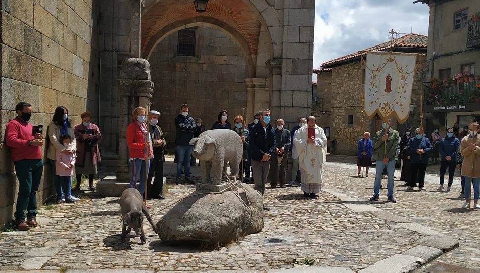 La bendición se ha llevado a cabo frente a la iglesia parroquial con las pertinentes medidas de seguridad - Fotos: Ayto. La Alberca