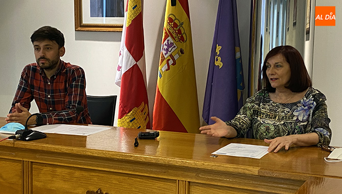 La alcaldesa de Peñaranda, Carmen Ávila, y el Senador y concejal Francisco Díaz, anunciaban la nueva señalización de la autovía