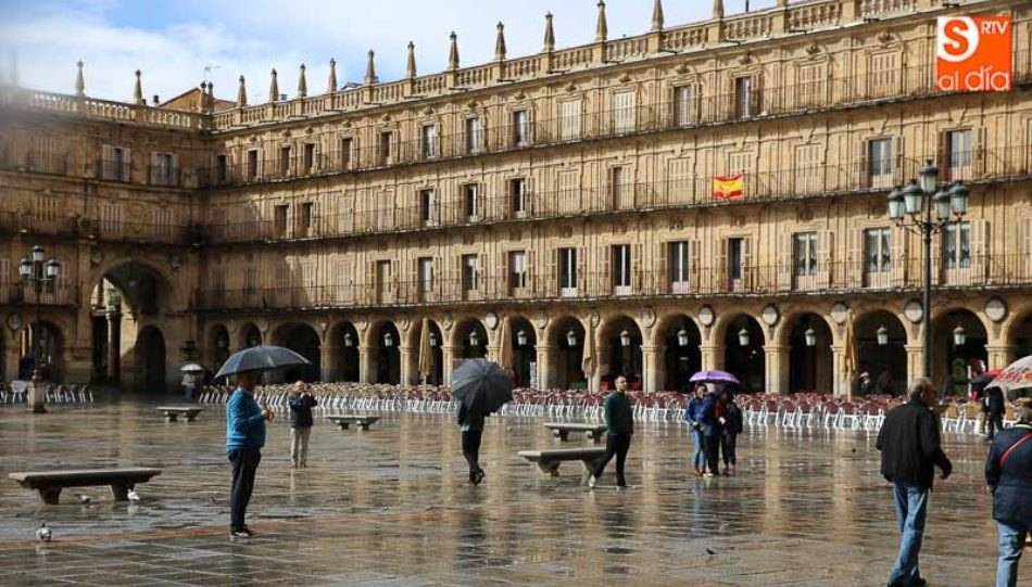 Jornada lluviosa en la Plaza Mayor de Salamanca - Archivo