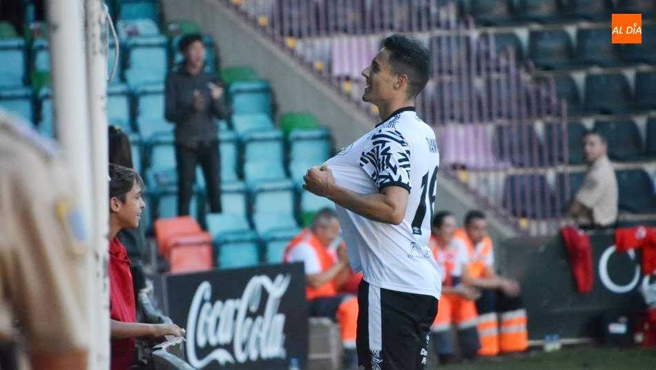 Gio Navarro celebrando uno de sus goles con el Salamanca UDS