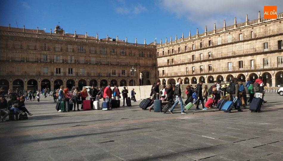 Turistas en la Plaza Mayor de Salamanca - Archivo