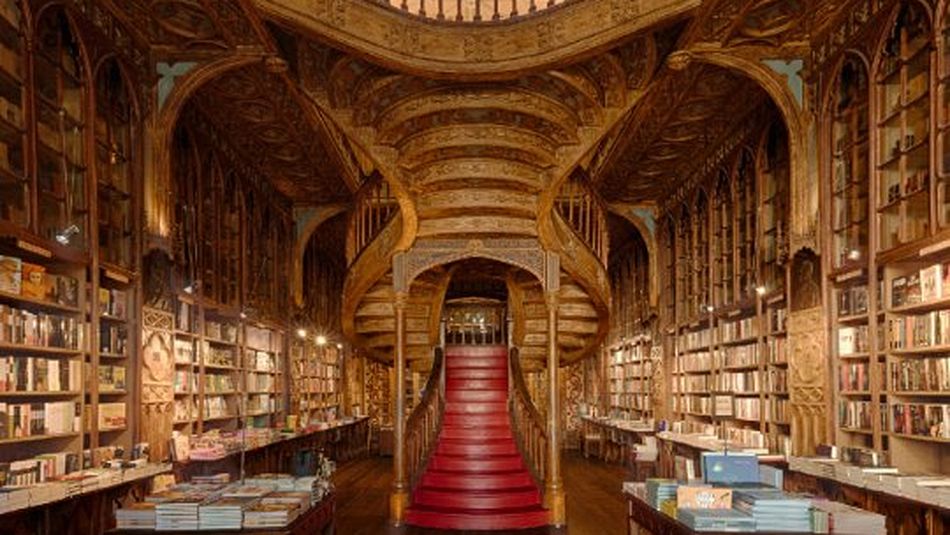 Magnífica escalinata de la librería Lello & Irmão en Oporto