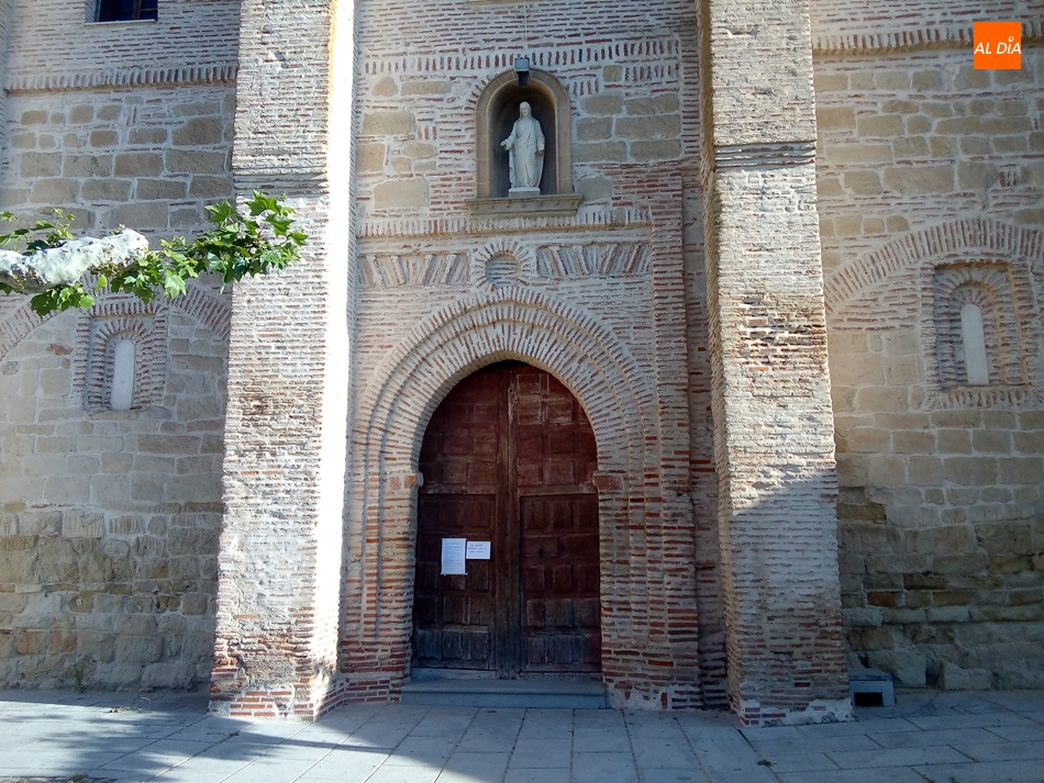 Puerta de la iglesia de Santa María del Castillo de Cantalapiedra. / Jorge Holguera