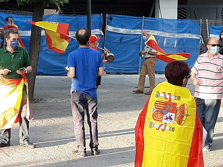 Algunos de los participantes en estas protestas en la plaza de España