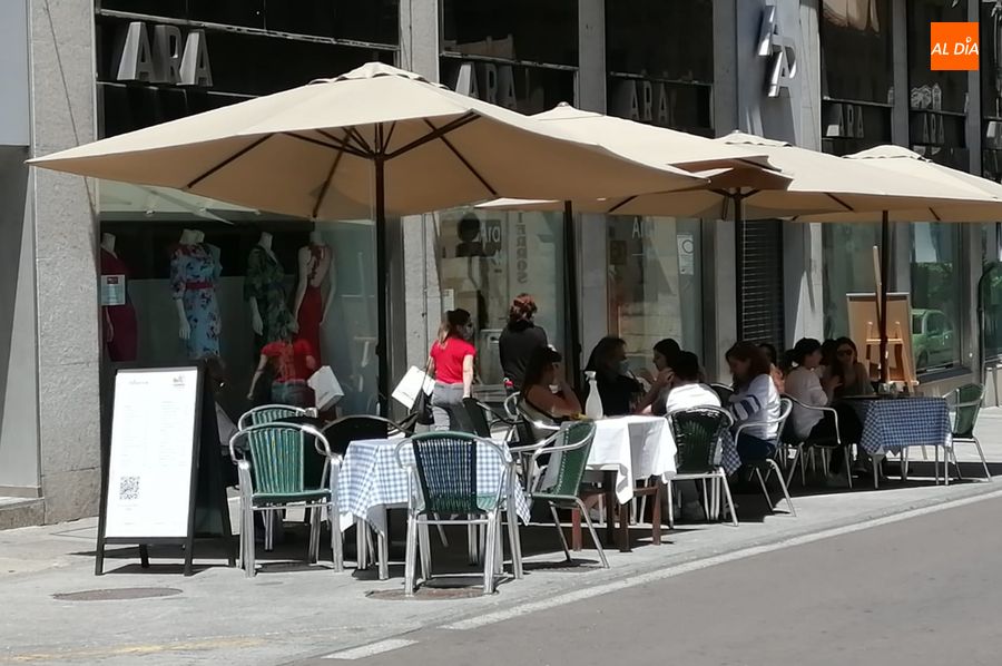 Foto 4 - Salamanca recupera parte de su ambiente con clientes en las terrazas de los hosteleros