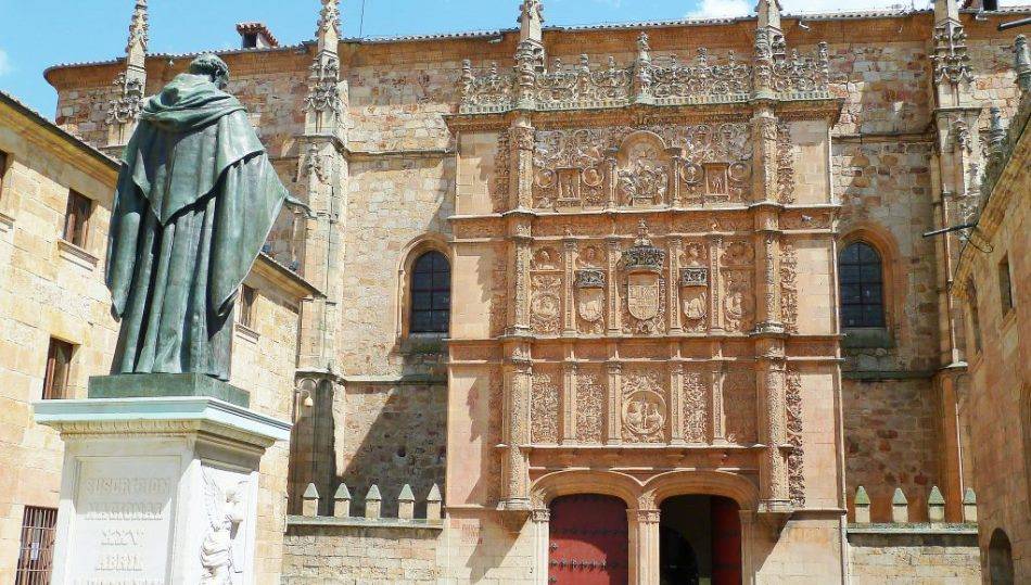 Edificio histórico de la Universidad de Salamanca en el Patio de Escuelas. Foto de archivo