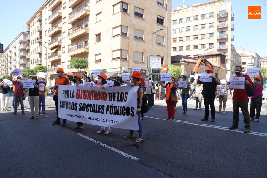 Foto 4 - Protestas del personal de Servicios Sociales de la Junta por las “elevadas horas extraordinarias...