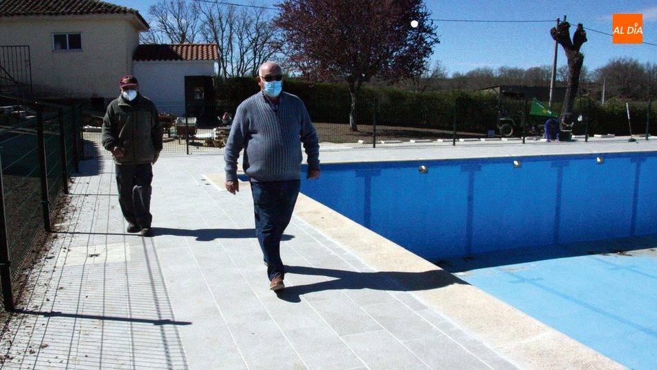 Ventura Jiménez, alcalde de Masueco de la Ribera, en una visita a las obras de reforma de las piscinas junto con el concejal Benjamín Egido / CORRAL