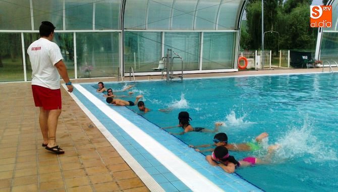 Curso de natación en las piscinas municipales de Alba de Tormes / Pedro Zaballos