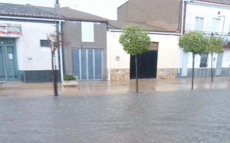 Una de las calles inundadas en Villoria
