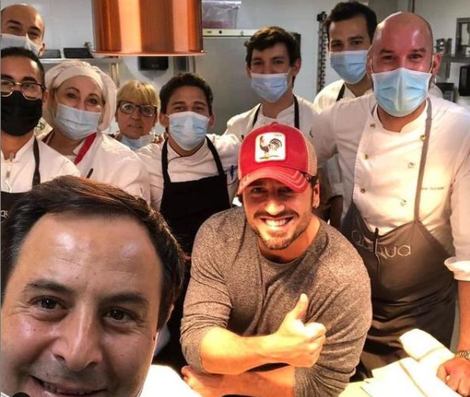 David Bustamente en Salamanca junto al chef Óscar Calleja y su equipo del restaurante Ment. Foto Instagram mentrestaurante