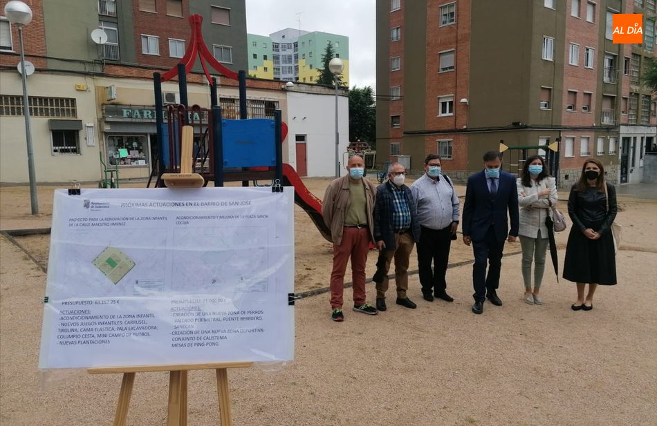 Presentación de estos proyectos con la presencia del alcalde, Carlos García Carbayo, en la calle Maestro Argenta