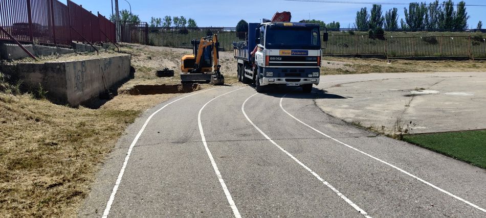Se está instalando una capa de caucho de 13 milímetros de grosor en las pistas de atletismo del Miguel Hernández