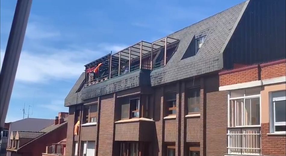 Imagen del hombre atrincherado en el último piso en un vídeo captado por los vecinos