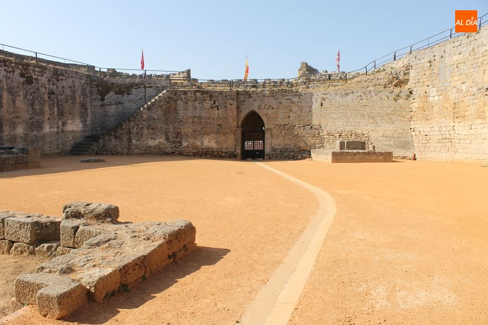 El Patio de Armas de la Fortaleza, escenario que tradicionalmente acoge la inauguración de las fiestas del Corpus, este año vacío