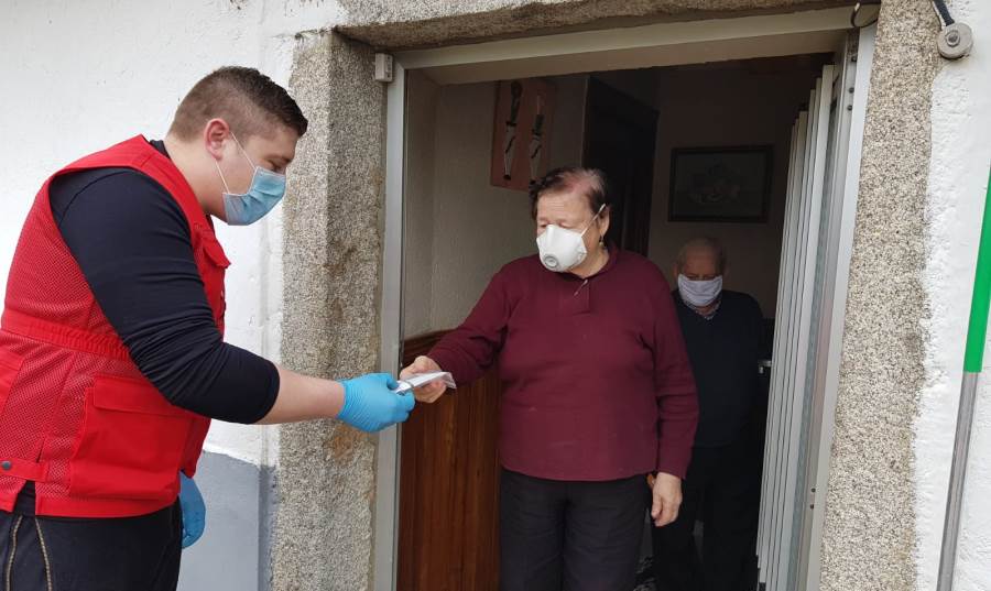 Voluntario de Cruz Roja repartiendo mascarillas en la comarca de Béjar. Foto @CREsalamanca