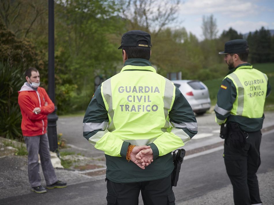 Dos agentes de la Guardia Civil en un control policial en abril por el estado de alarma - Eduardo Sanz - Europa Press