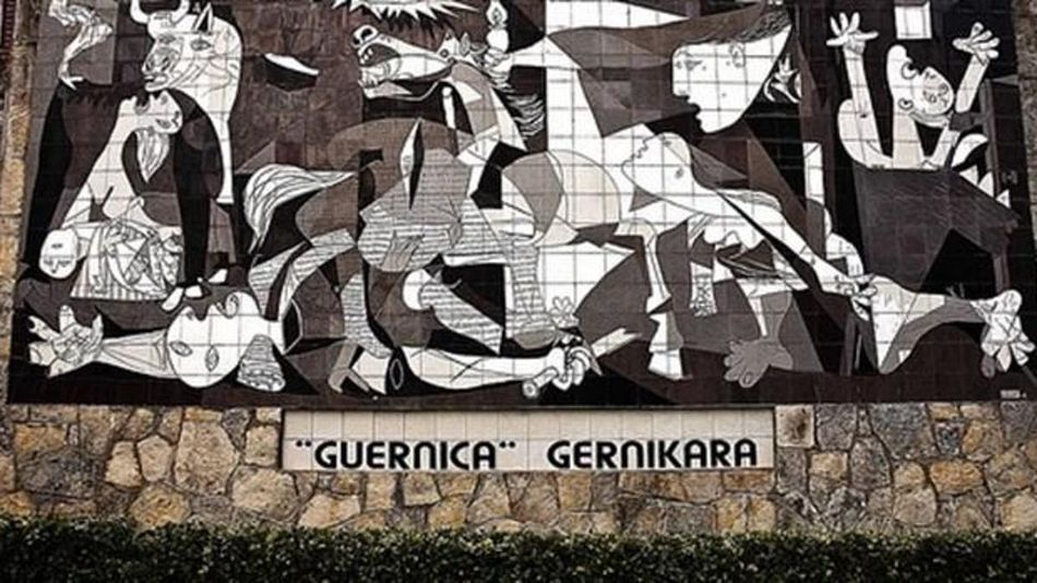 Mural en Gernika que reproduce el famoso cuadro de Picasso inspirado en el bombardeo franquista. Europa Press