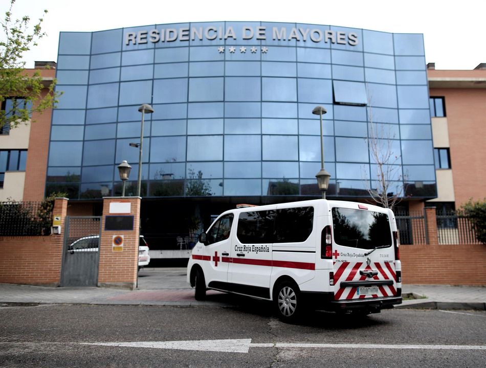 Una ambulancia de Cruz Roja frente a una residencia en Madrid - Europa Press