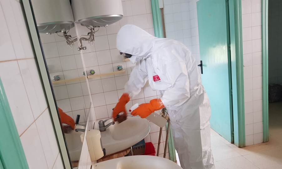 Tareas de desinfección de la UME en una residencia de Villamayor