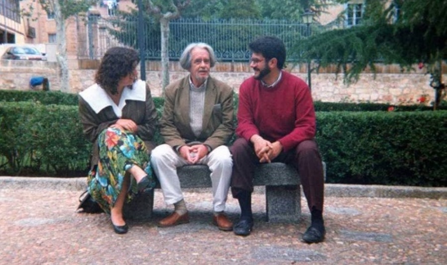 Foto de aquellos días, con Carlos Edmundo de Ory, en la Plaza de Colón