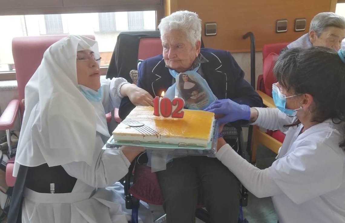 Foto 3 - Constantina celebra su 102 cumpleaños en la Residencia San José  