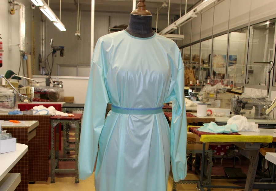 Una de las batas diseñadas y fabricadas en las instalaciones de Fashion SA en Tejares