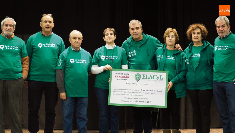 ‘El Cabás’ hizo entrega de un cheque de 500  euros a la Asociación de Esclerosis Lateral Amiotrófica de CyL