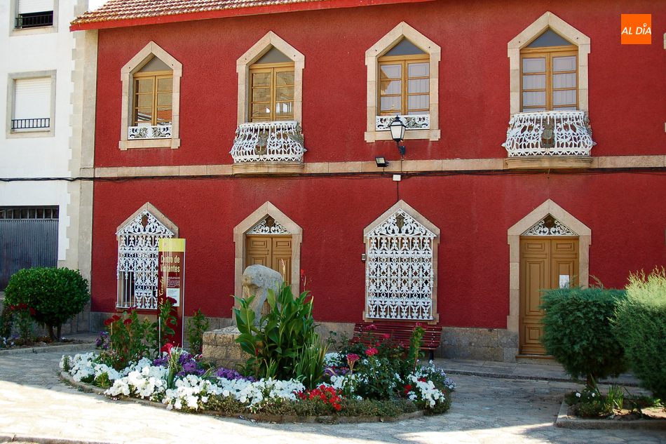 Casa de los Condes de Lumbrales, fachada oeste con la escultura de un verraco vetón  /  CORREDERA