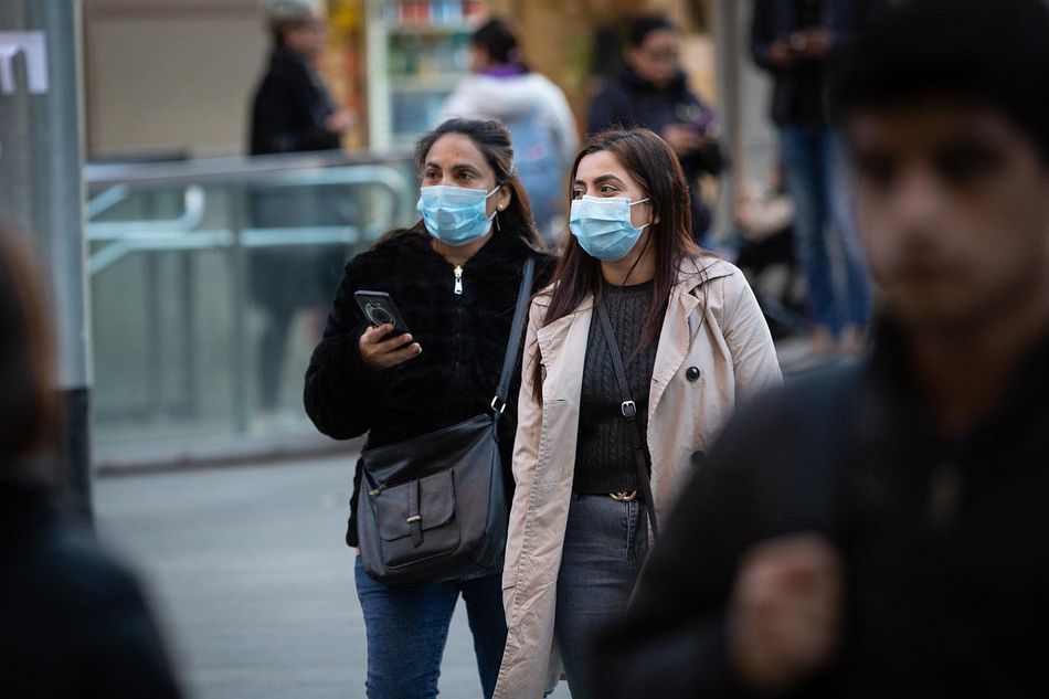 Dos mujeres con mascarillas caminan por Barcelona el mismo día en que se confirman nuevos casos de pacientes contagiados de coronavirus en España, en Barcelona (España), a 25 de febrero de 2020. - David Zorrakino - Europa Press - Archivo