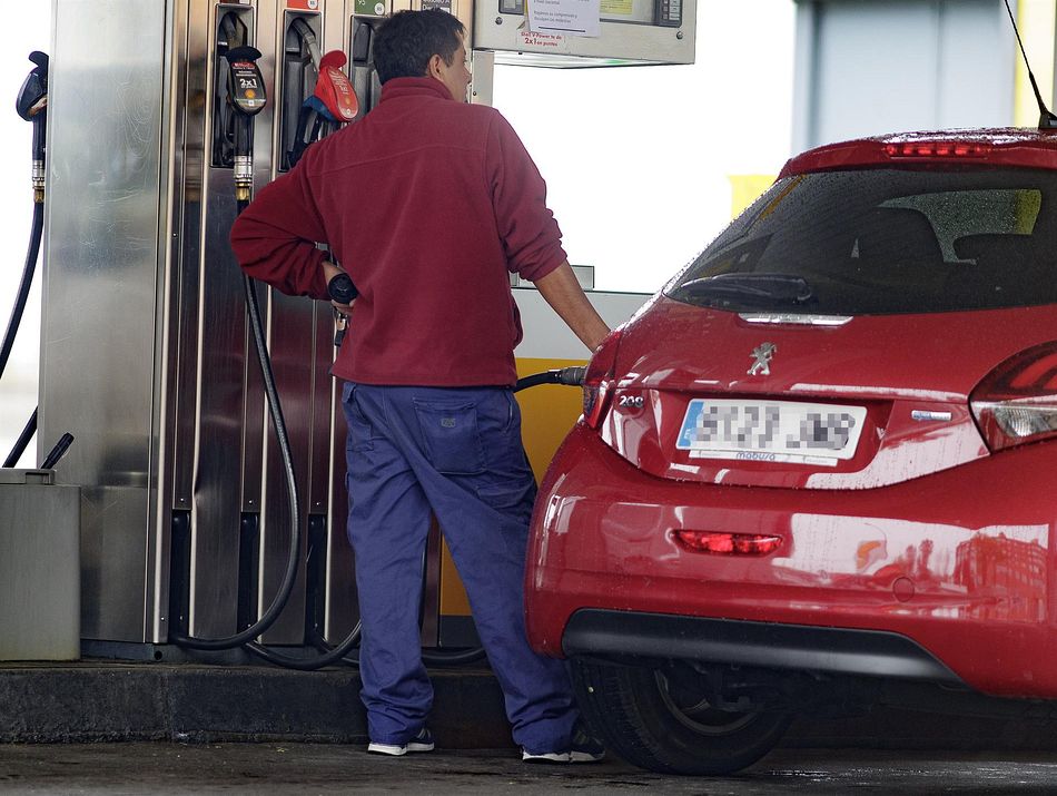 Un hombre reposta carburante en una estación de servicio - Eduardo Parra - Europa Press